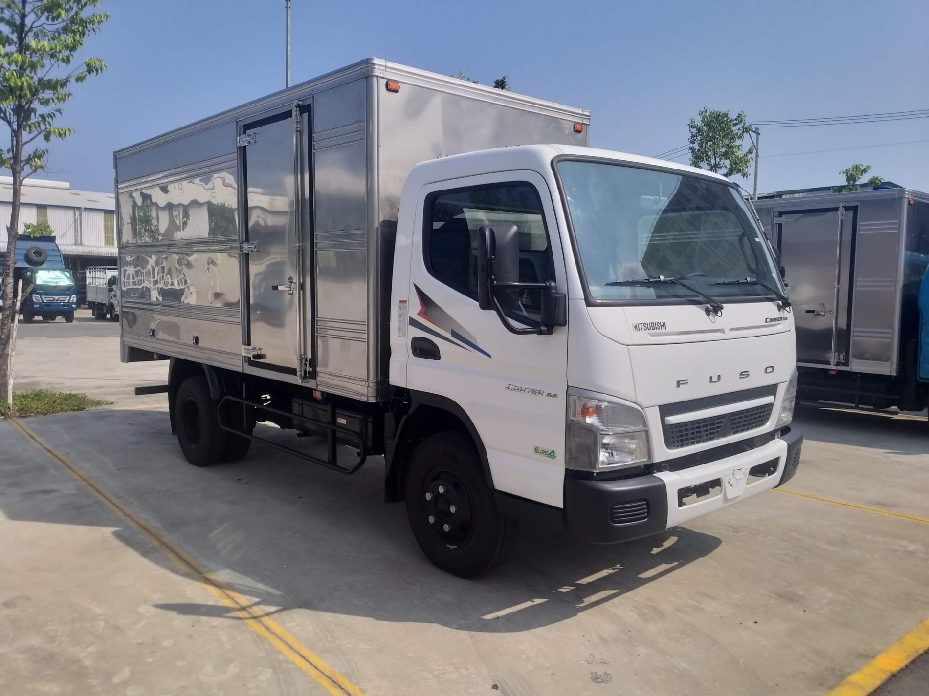Fuso Canter 4.99 thùng kín, so sánh với Isuzu QKR 210 1.9 tấn, Isuzu 1t9, Isuzu thùng dài 4.4m