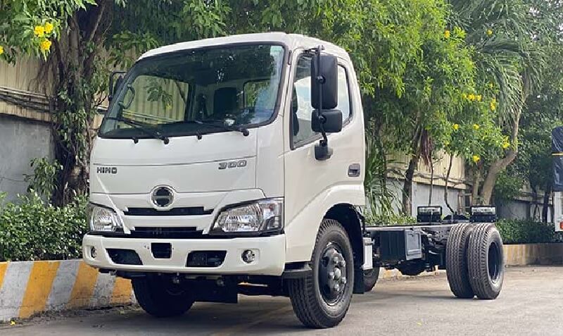 Hino XZU650L sắt xi, so sánh với Isuzu QKR 210 1t9, Isuzu 1.9 tấn, Isuzu 2 tấn 3, thùng dài 4.4m