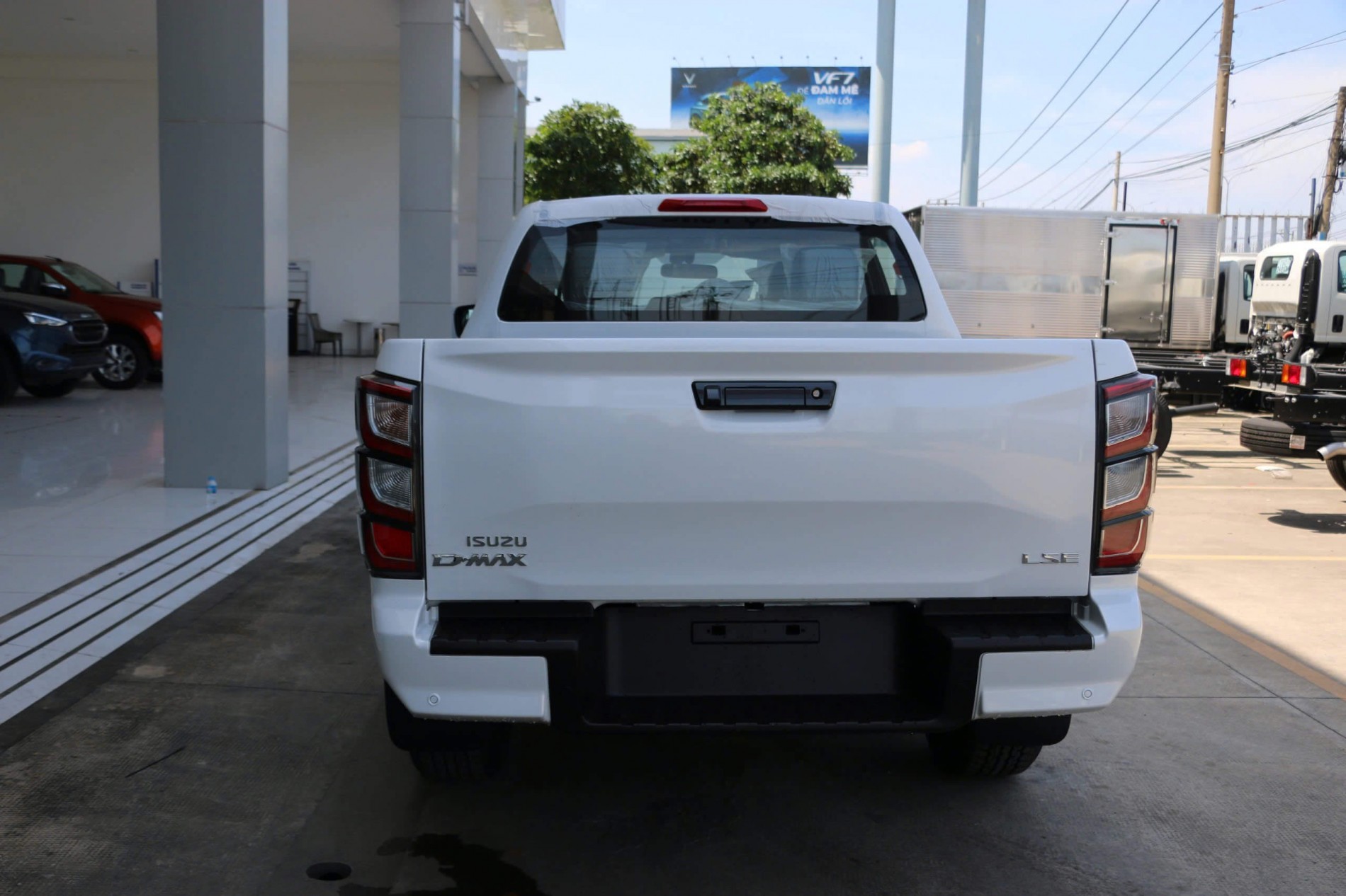 H&igrave;nh Isuzu DMAX Type Z m&agrave;u trắng chụp trực diện mặt sau