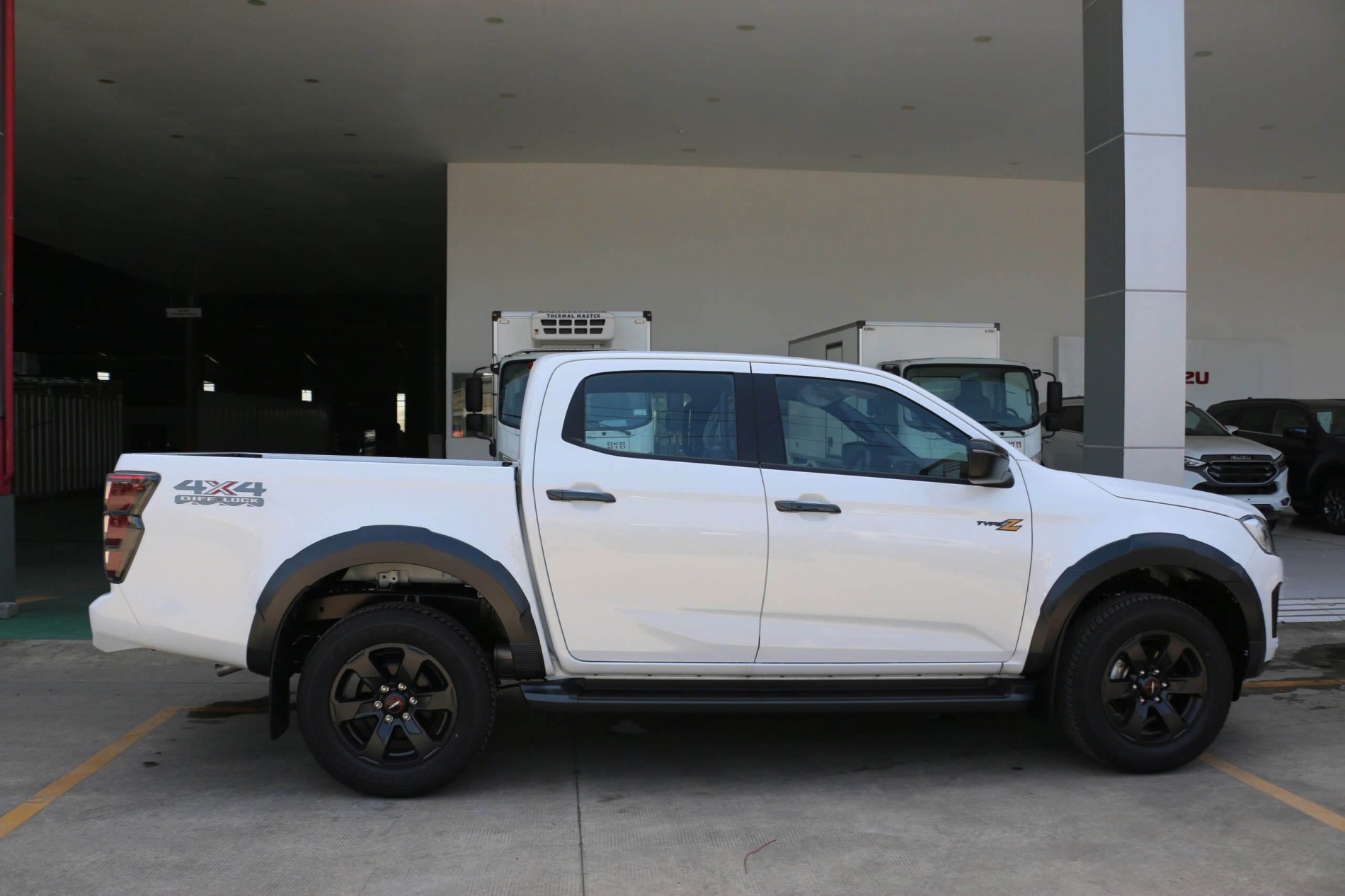 B&aacute;n tải Isuzu DMAX Type Z m&agrave;u trắng chụp ngang th&acirc;n xe