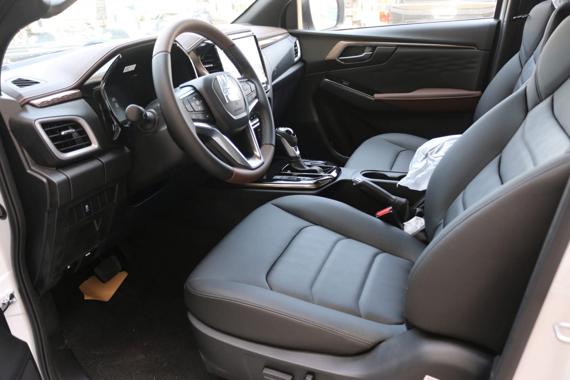 Nội thất Isuzu DMAX Type Z &ndash; khoang l&aacute;i ghế t&agrave;i xế
