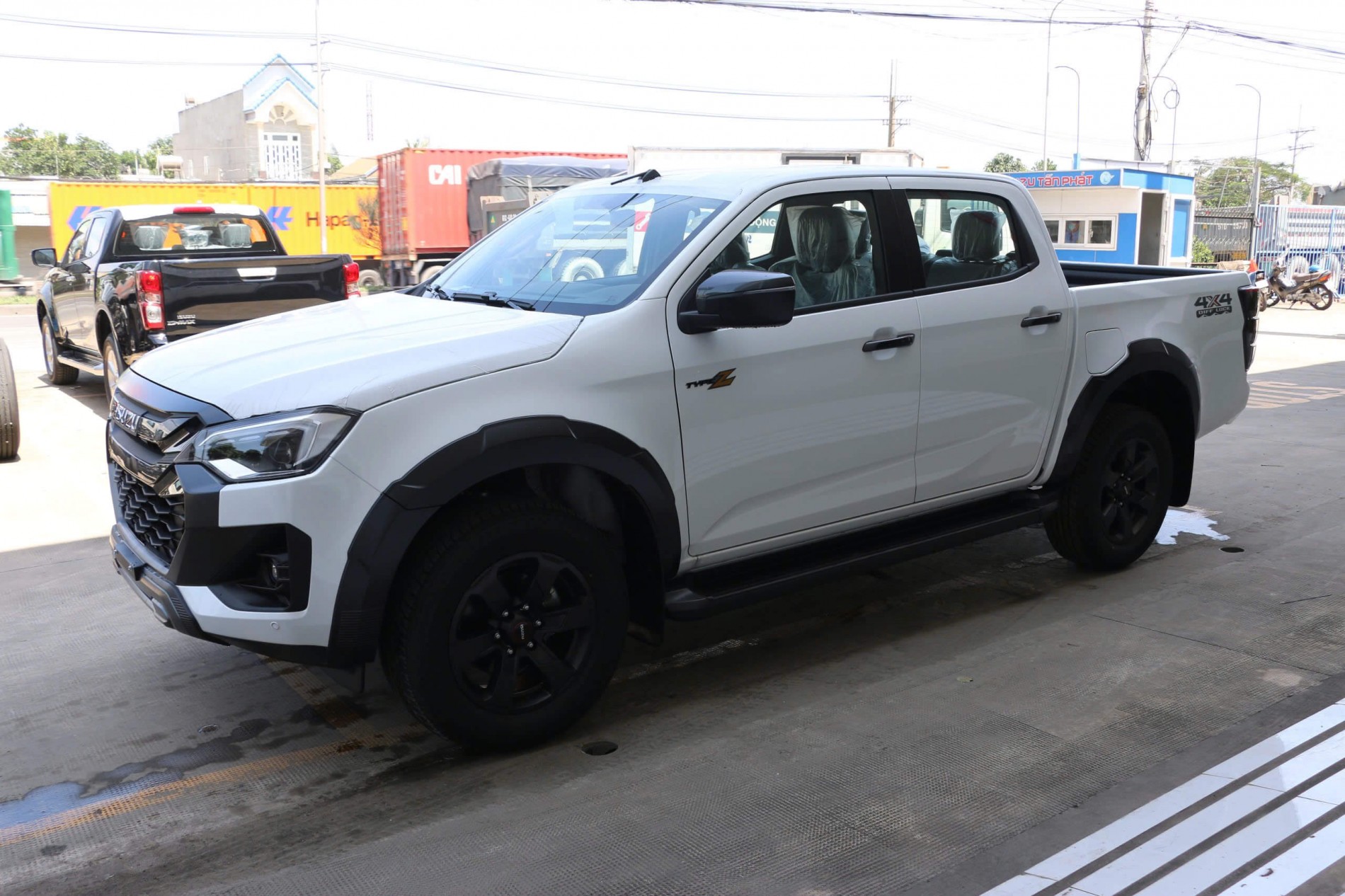 Isuzu D-MAX Type Z m&agrave;u trắng chụp x&eacute;o mặt trước &ndash; b&aacute;n tải Isuzu số tự động 2 cầu