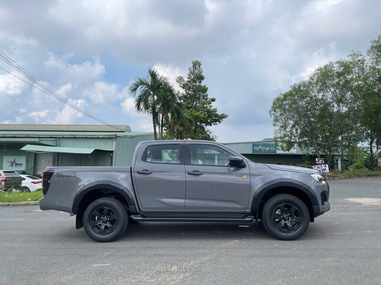 B&aacute;n tải Isuzu DMAX Type Z m&agrave;u x&aacute;m chụp ngang th&acirc;n xe