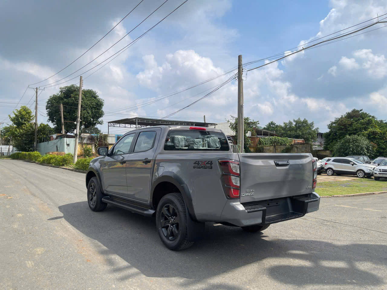 Isuzu D-MAX Type Z m&agrave;u x&aacute;m chụp x&eacute;o phần đu&ocirc;i v&agrave; đ&egrave;n sau
