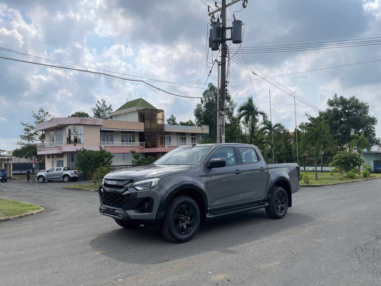 isuzu-dmax-typez-xam-xeo-truoc