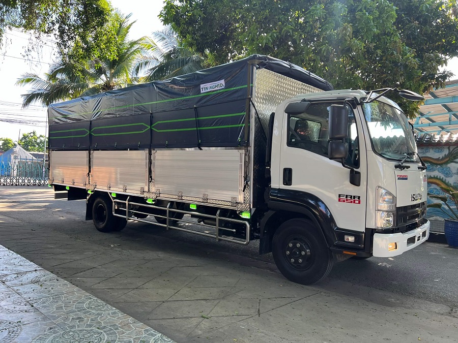 xe tải Isuzu FRR 650 th&ugrave;ng bạt bửng nh&ocirc;m chụp g&oacute;c x&eacute;o mặt trước ngo&agrave;i trời