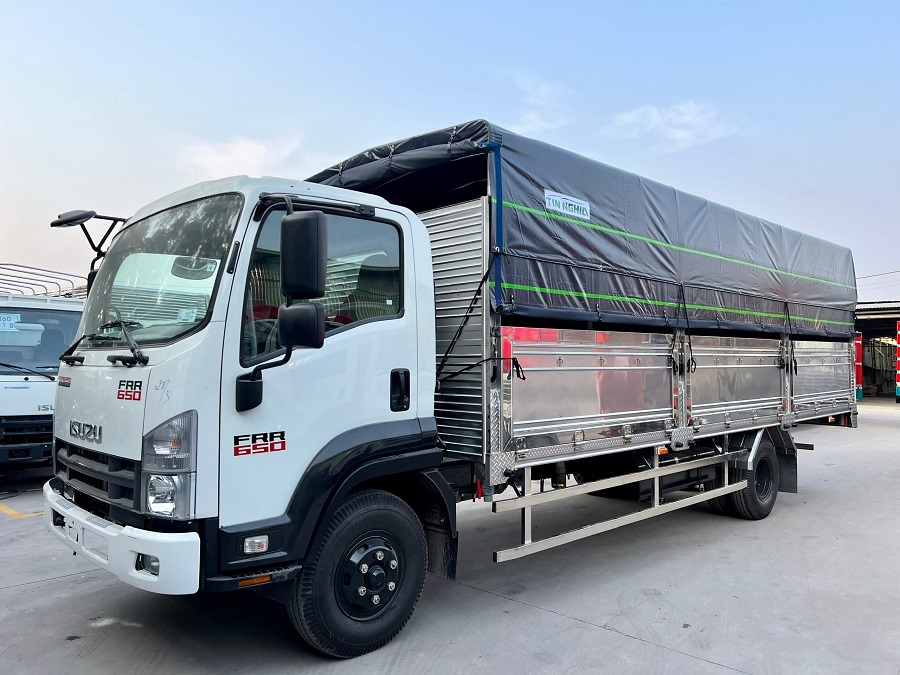 xe tải Isuzu FRR 650 th&ugrave;ng bạt full inox chụp g&oacute;c x&eacute;o mặt trước ngo&agrave;i trời.