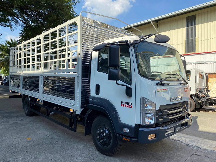 xe tải Isuzu FRR 650 th&ugrave;ng bạt inox chụp g&oacute;c x&eacute;o mặt trước ngo&agrave;i trời