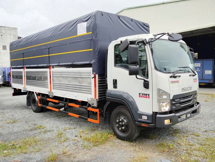 xe tải Isuzu FRR 650 th&ugrave;ng bạt inox chụp g&oacute;c x&eacute;o mặt trước trong xưởng đ&oacute;ng th&ugrave;ng