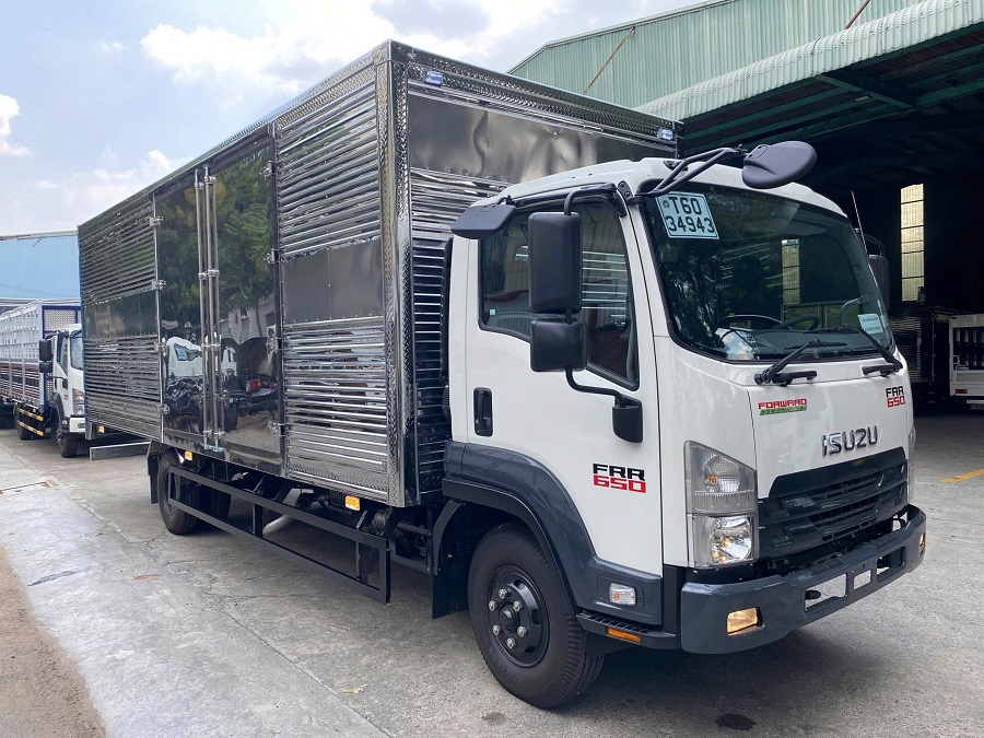 xe tải Isuzu FRR 650 th&ugrave;ng k&iacute;n inox 2 cửa h&ocirc;ng chụp g&oacute;c x&eacute;o mặt trước trong xưởng đ&oacute;ng th&ugrave;ng