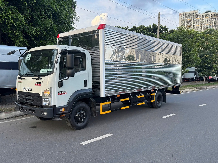 xe tải Isuzu FRR 650 th&ugrave;ng k&iacute;n inox chụp g&oacute;c x&eacute;o mặt trước ngo&agrave;i trời