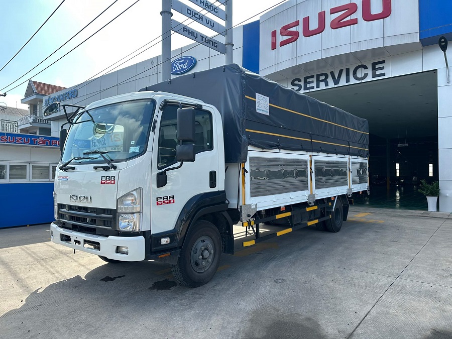 xe tải Isuzu FRR 650 th&ugrave;ng mui bạt inox chụp g&oacute;c x&eacute;o mặt trước ph&iacute;a trước showroom Isuzu