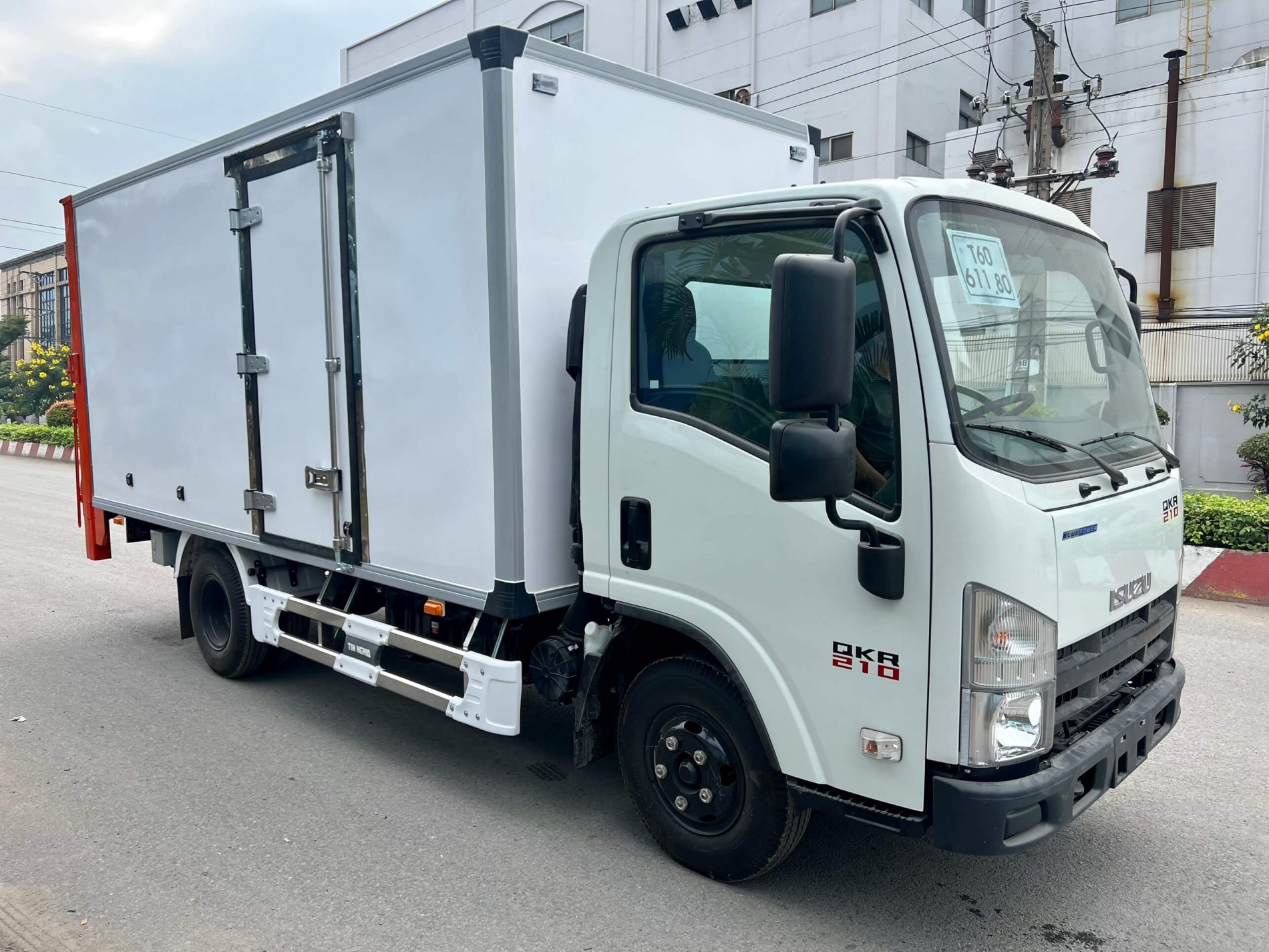 Isuzu QKR 210 1.9 tấn thùng kín composite bửng nâng – giá xe tải Isuzu 1t9, Isuzu 1 tấn 9, Isuzu 1.9 tấn, thùng dài 4.4m
