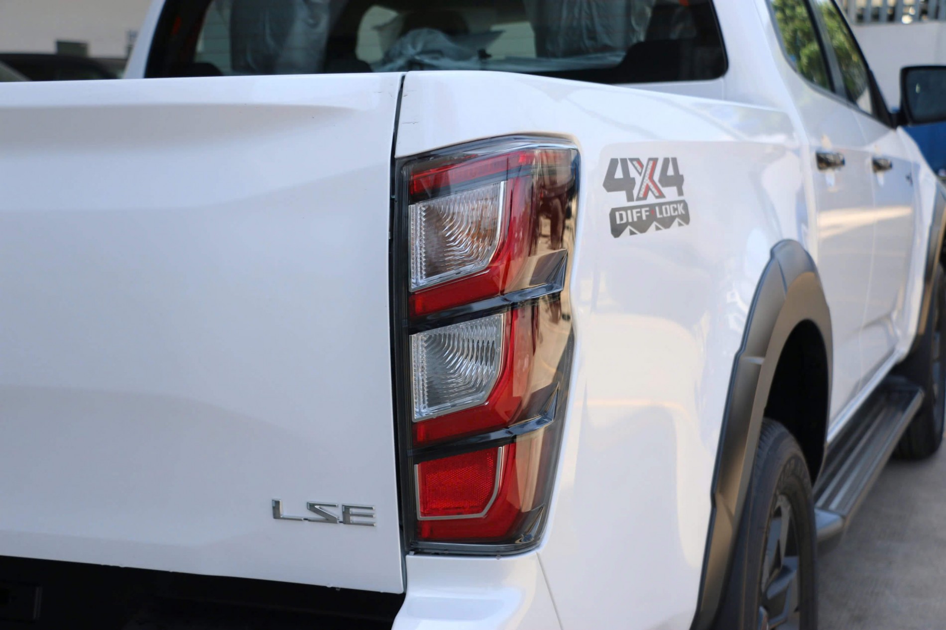 Isuzu D-MAX Type Z m&agrave;u trắng chụp x&eacute;o phần đu&ocirc;i v&agrave; cụm đ&egrave;n hậu