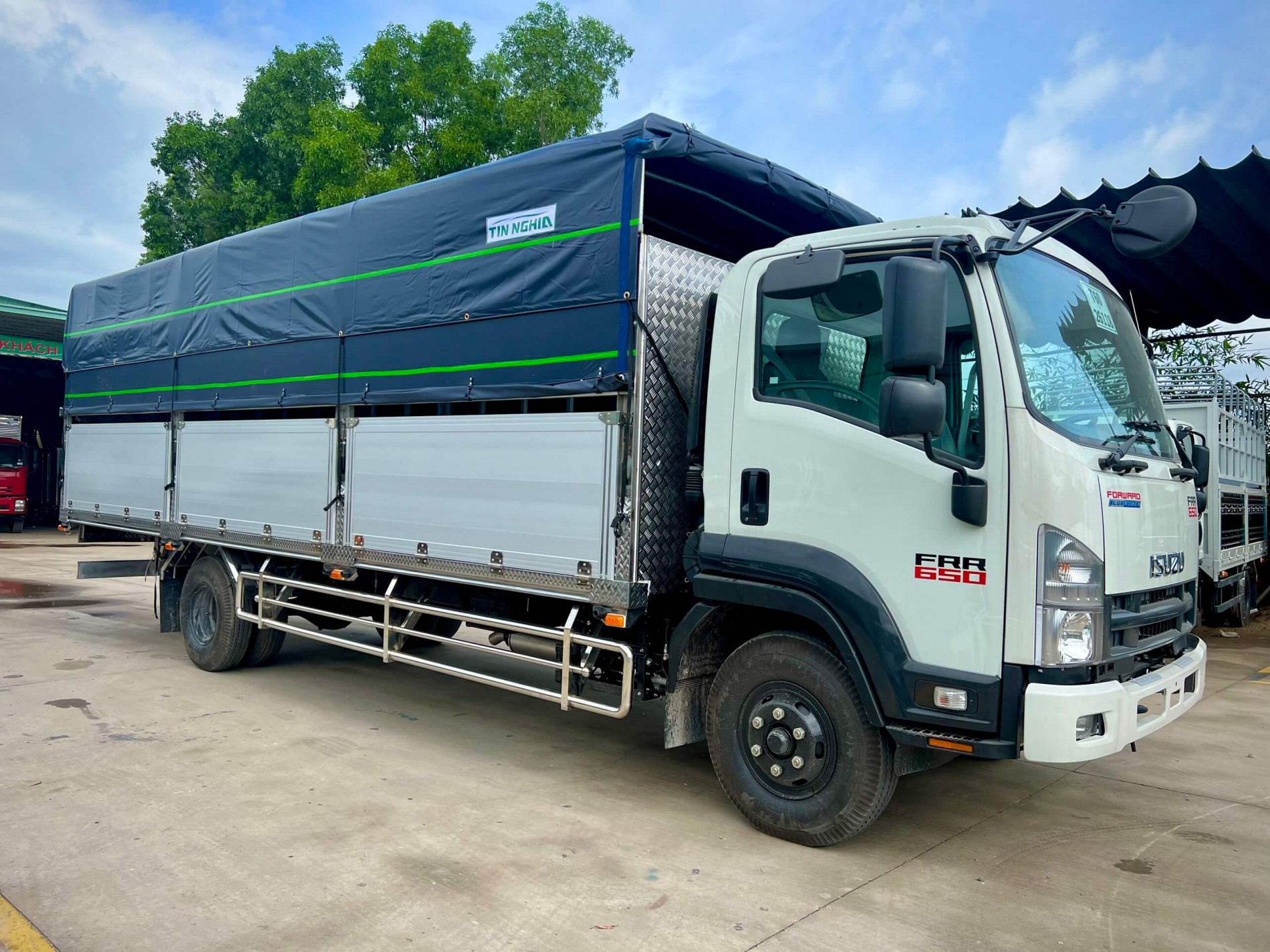 Xe tải Isuzu FRR 650 6.5 tấn thùng dài 6m7 – Giá xe Isuzu 6.5 tấn mới