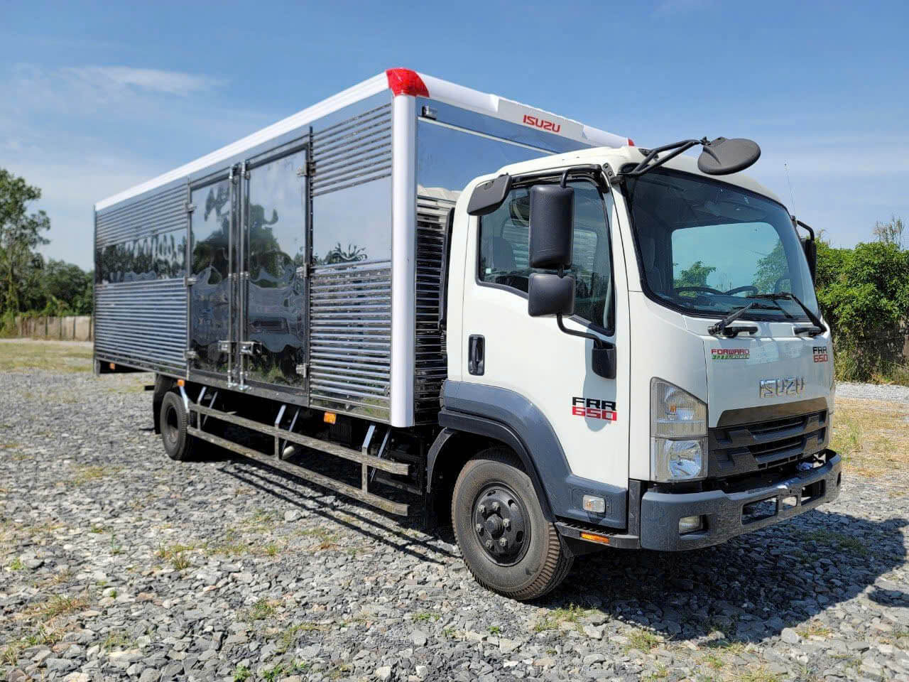 Xe tải Isuzu FRR 650 6.5 tấn thùng dài 7m4 – Giá xe Isuzu 6.5 tấn cập nhật