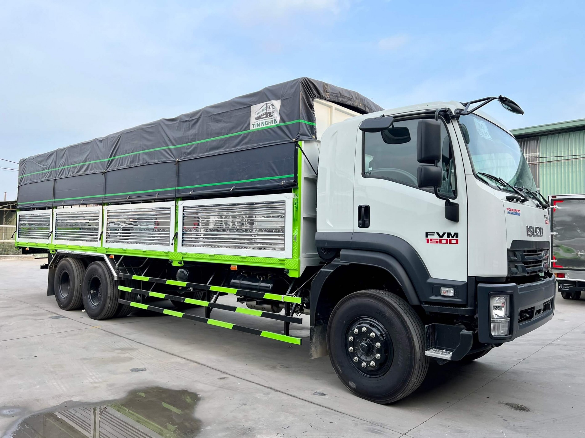 Xe tải Isuzu FVM 1500 15 tấn thùng dài 9m3 – Giá xe Isuzu 3 chân mới nhất