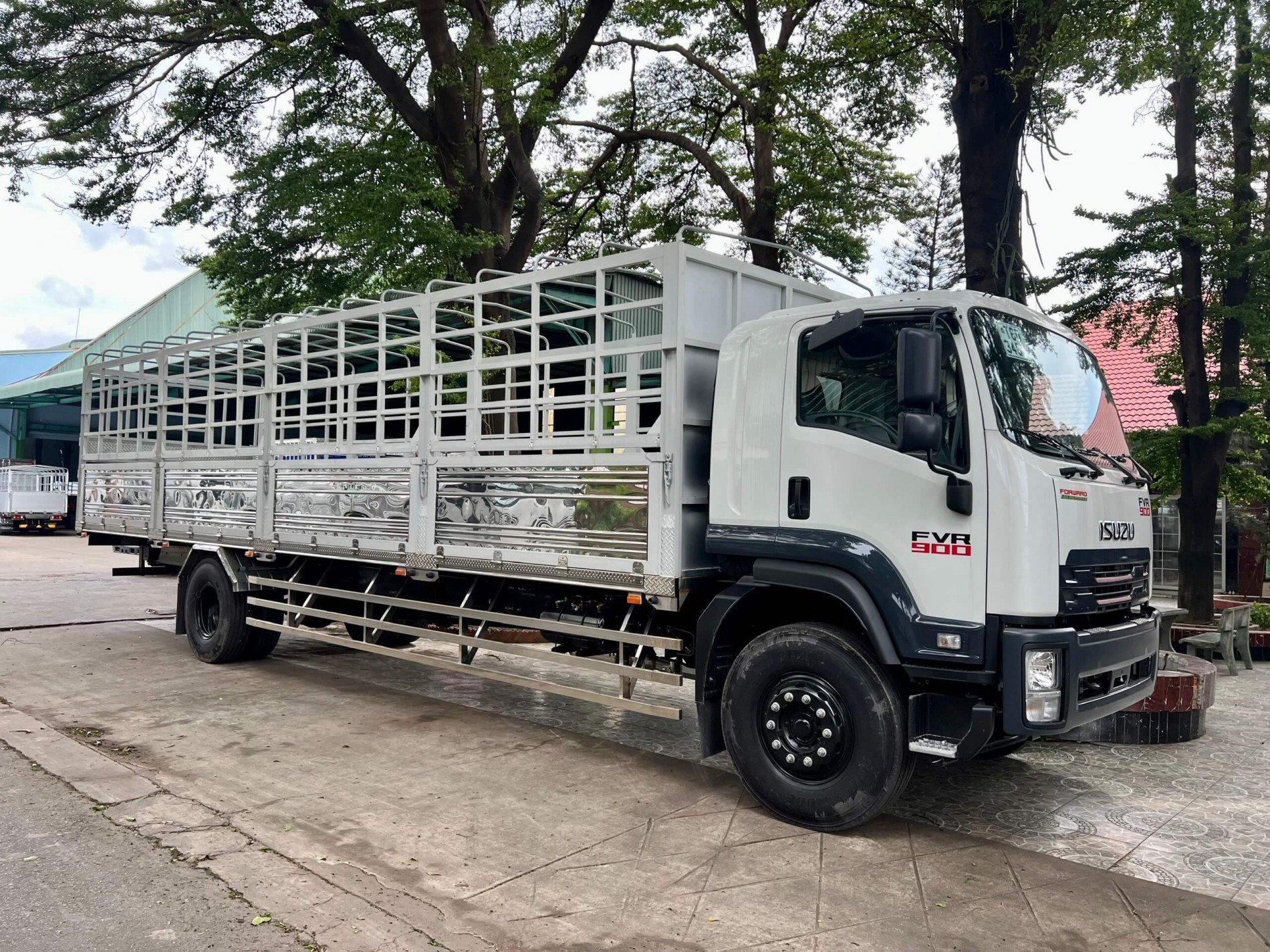 Xe tải Isuzu FVR 900 8 tấn thùng dài 10m – Giá xe Isuzu 8 tấn 2025