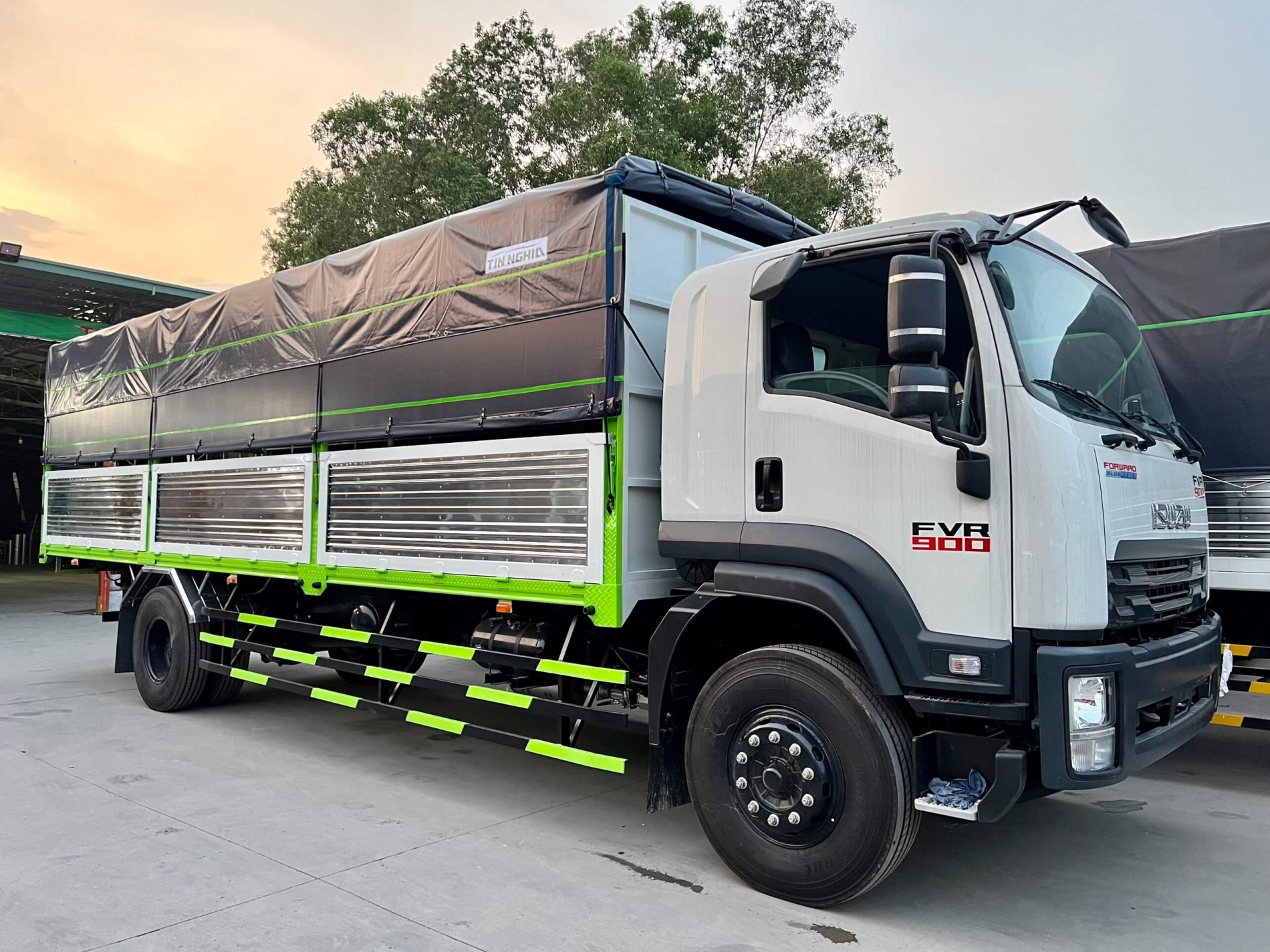 Xe tải Isuzu FVR 900 8 tấn thùng dài 8m2 – Giá xe Isuzu 8 tấn mới