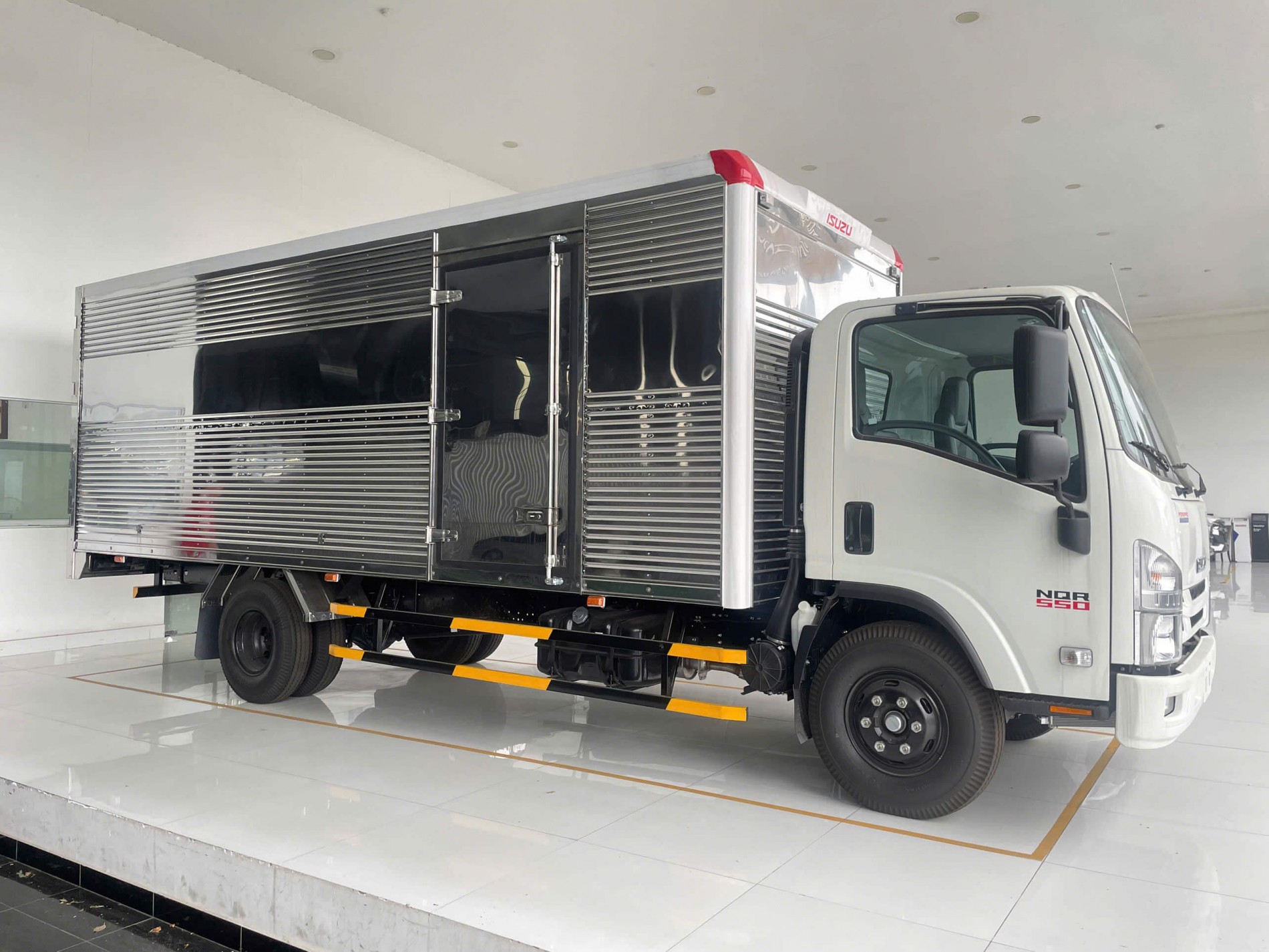 Xe tải Isuzu NQM 550 5 tấn thùng dài 7m – Giá xe Isuzu 5 tấn 2025