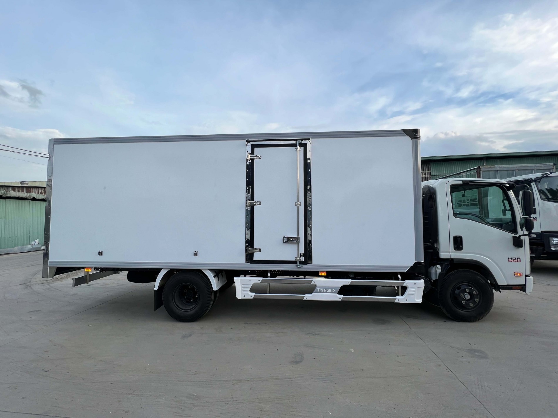 Xe tải Isuzu NQM 550 5 tấn thùng dài 5m7 – Giá xe Isuzu 5 tấn mới nhất